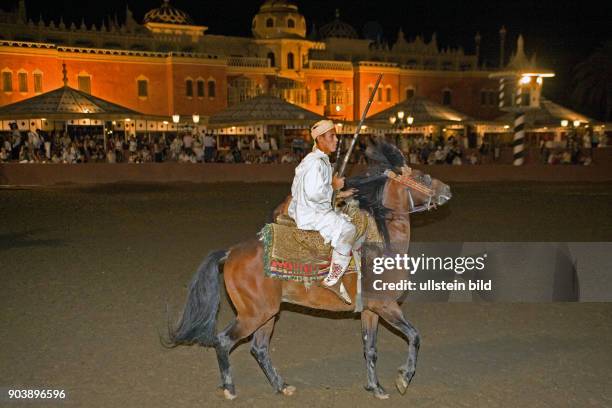 Nordafrika, MAR, Marokko, Marrakesch, August 2010, Fantasia. Diese kriegerischen Reiterspektakel simulieren eine wilde Kavallerieattacke, bei der am...