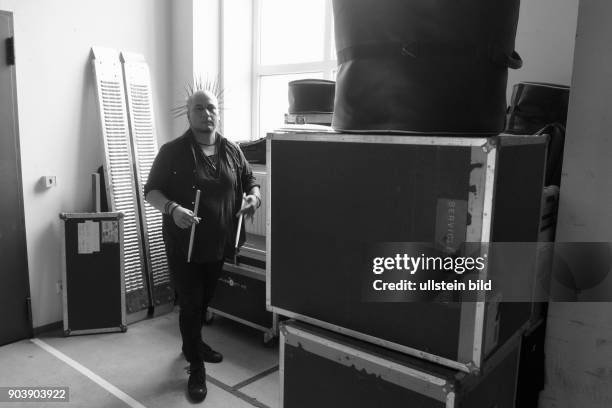 Schlagzeuger Robert Sullen vor seinem Auftritt auf dem 25. Wave-Gotik-Treffen in Leipzig