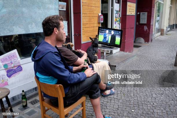 Deutsche Fussballfans beim Public Viewing vor einem Geschäft in der Schönhauser Alleei in Prenzlauer Berg anlässlich der Fußball-Europameisterschaft...