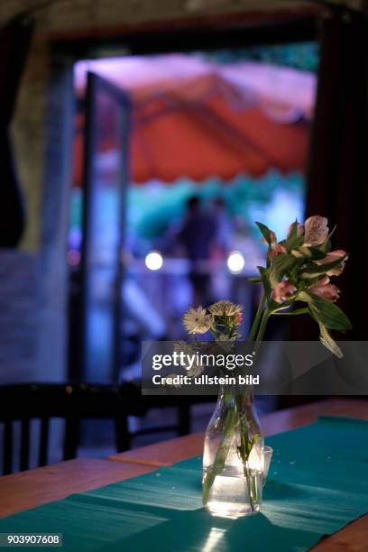 Blumen stehen auf dem Tisch eines Berliner Restaurants