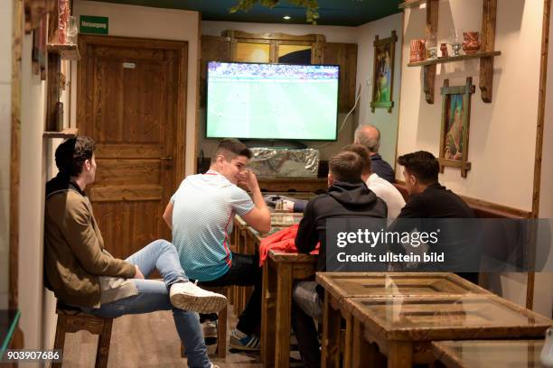 Fußballfans verfolgen das Spiel Türkei gegen Spanien anlässlich der Fußball-Europameisterschaft 2016 in einem türkischen Imbiss in der Oranienstrasse...