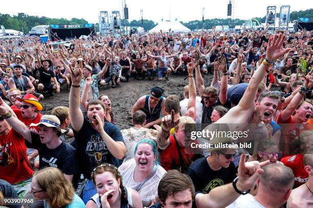 Besucher zum Hurricane-Festival 2016 in Scheeßel. Durch Starkregen, Gewitter und Sturm sind mehr als Hälfte der Bands ausgefallen. Feuerwehr und THW...