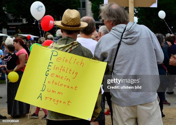 Teilnehmer der Demonstration "Hand in Hand gegen Rassismus - für Menschenrechte und Vielfalt" im Rahmen der Aktion "Bundesweite Menschenketten...