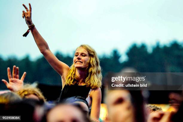 Besucher zum Hurricane-Festival 2016 in Scheeßel. Durch Starkregen, Gewitter und Sturm sind mehr als Hälfte der Bands ausgefallen. Feuerwehr und THW...