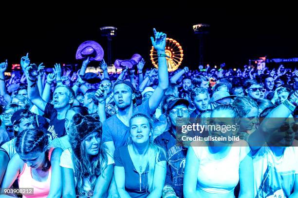 Besucher zum Hurricane-Festival 2016 in Scheeßel. Durch Starkregen, Gewitter und Sturm sind mehr als Hälfte der Bands ausgefallen. Feuerwehr und THW...