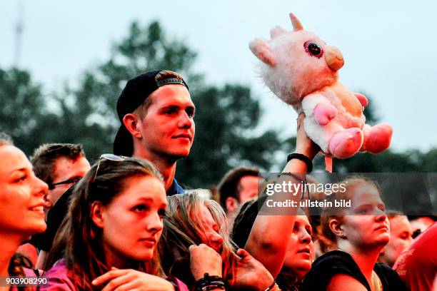 Besucher zum Hurricane-Festival 2016 in Scheeßel. Durch Starkregen, Gewitter und Sturm sind mehr als Hälfte der Bands ausgefallen. Feuerwehr und THW...