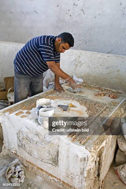 Nordafrika, MAR, Marokko, Fes, Toepfer und Mosaikhersteller in den Souks von Fes.In den Souks im Gassengewirr der Medina werden alle handwerklichen...