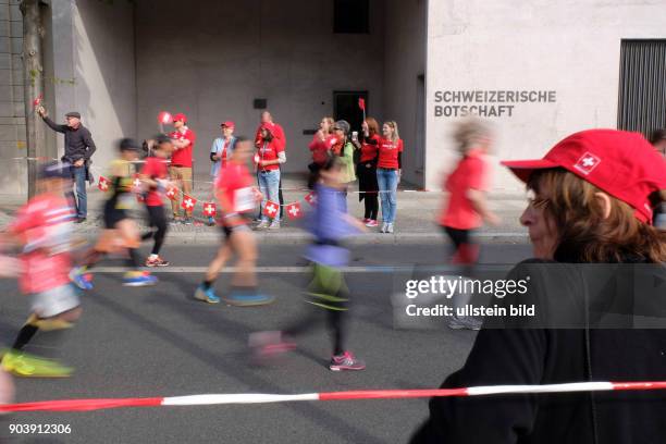 Läufer auf dem Berlin-Marathon 2016 laufen an der Schweizer Botschaft vorbei