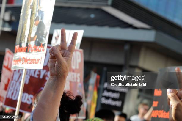 Proteste linker Gruppen gegen das Vorgehen der türkischen Regierung unter Präsident Erdogan nach dem gescheiterten Putschversuch in Berlin-Neukölln...