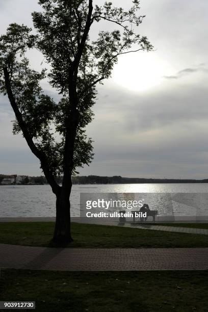 Seniorenpaar an der Uferprommenade des Sees Jezioro Drweckie in der Innenstadt von Ostorda - Polen
