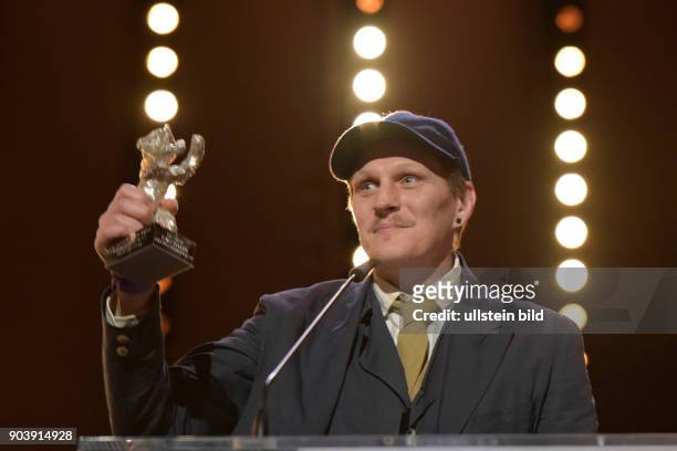 Schauspieler Georg Friedrich mit dem Silbernen Bären als Bester Darsteller in dem Film HELLE NÄCHTE während der Preisverleihung anlässlich der 67....