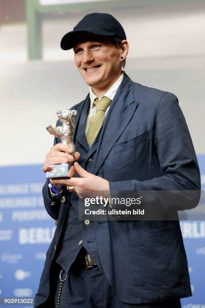 Schauspieler Georg Friedrich mit dem Silbernen Bären als bester Darsteller in dem Film HELLE NÄCHTE während der Pressekonferenz der Preisträger der...