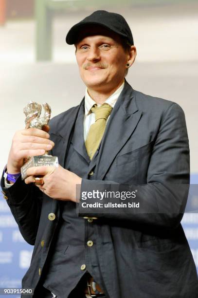Schauspieler Georg Friedrich mit dem Silbernen Bären als bester Darsteller in dem Film HELLE NÄCHTE während der Pressekonferenz der Preisträger der...