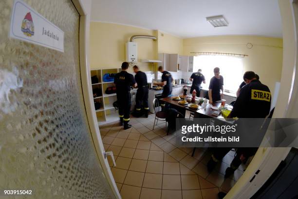 Gemeinsames Kochen - Wachalltag auf der Feuerwache der Berufsfeuerwehr in der polnischen Stadt Ostroda