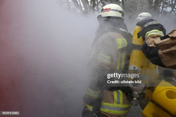 Feuerwehrleute der Atemschutznotfall-Trainierten-Staffel beim Betreten der bis auf Nullsicht vernebelten Such- und Rettungsarena der Berliner...