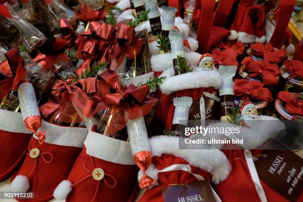 Schokoladenweihnachtsmänner, Dominsteine und andere Süßwaren stehen in Vorweihnachtszeit bei einem Süßwarenhänder in den Schönhauser Allee Arcaden