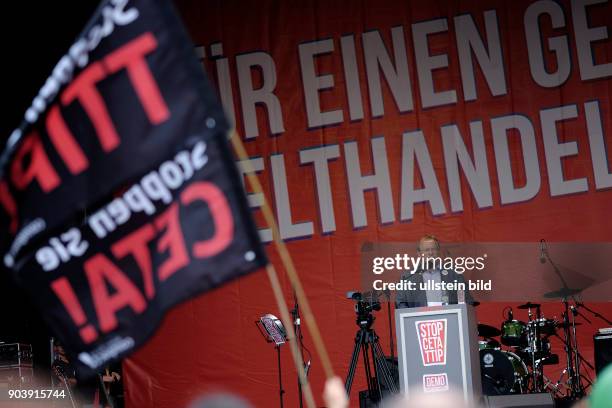 Huber Weiger spricht auf der Demonstration im Rahmen des bundesweiten Aktionstages gegen gegen die Handelsabkommen TTIP und Ceta in Berlin