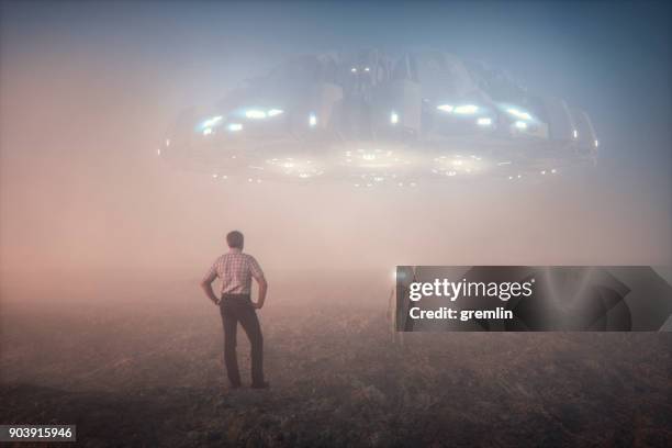 farmer meets alien - dichterbij komen stockfoto's en -beelden