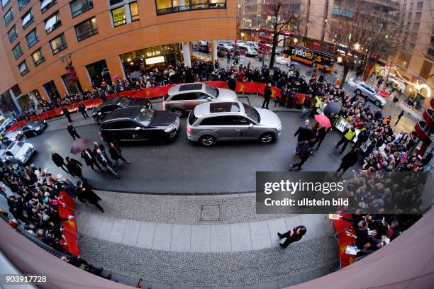 Filmfans, Fotografen und Autogrammjänger warten am Hotel Hyatt auf die Ankunft der Stars anlässlich der Präsentation des Films LOGAN während der 67....