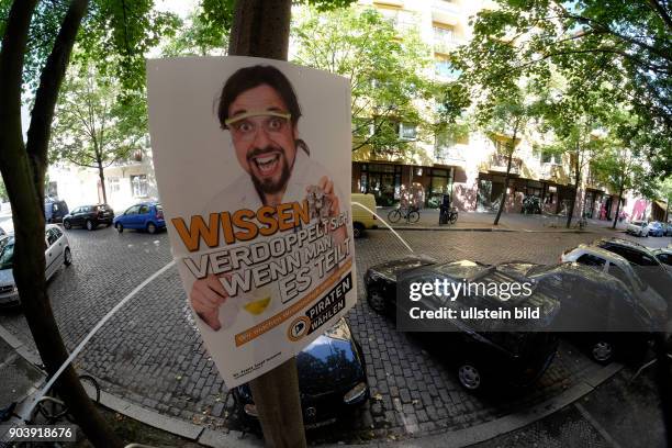 Wissen verdoppelt sich, wenn man es teilt - Wahlplakat der Pratenpartei in Berlin-Prenzlauer Berg