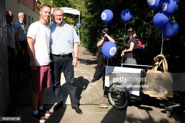 Spitzenkandidat Frank Henkel und Kandidat David Paul auf dem Kiezfest des CDU-Ortsverbands Greifswalder Straße in Berlin-Prenzlauer Berg