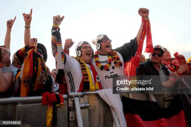 Deutsche Fussballfans jubeln nach dem Abpfiff beim Public Viewing während des Spiels Deutschland - Nordirland anlässlich der...