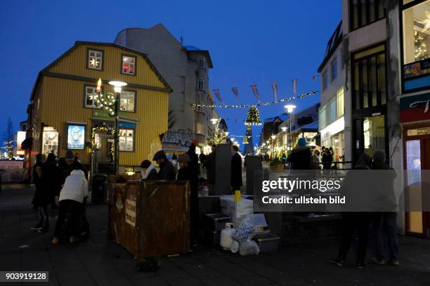 Traditionell geht am erst kurz vor dem Weihnachtsfest einkaufen. Am letzten Tag vor Weihnachten herscht geschäftiges Treiben in den Geschäften der...