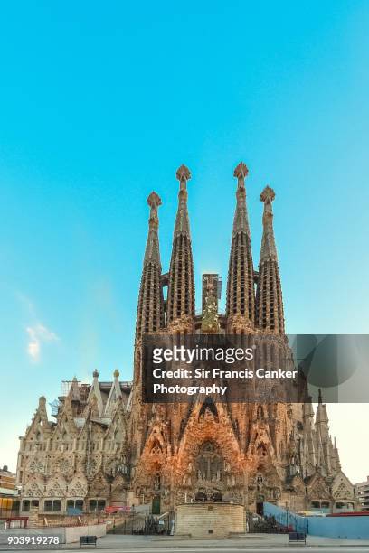 majestic facade of sagrada familia basilica at early sunset in barcelona, catalonia, spain, a unesco heritage site - gaudi fotografías e imágenes de stock