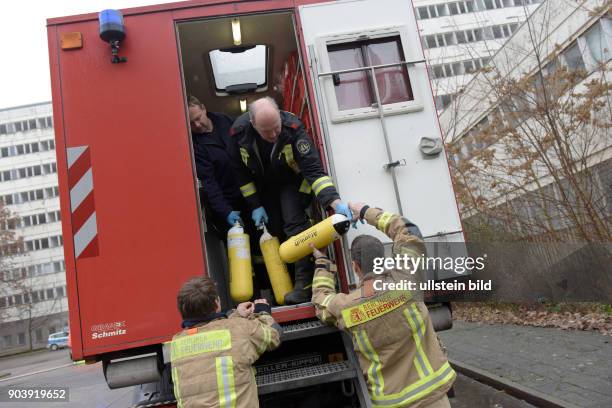 Brand in einem leerstehenden Gebäude in Berlin-Mitte - Feuerwehrmänner tauschen nach einem Löscheinsatz ihre Atemluftflaschen bei dem eingesetzten...