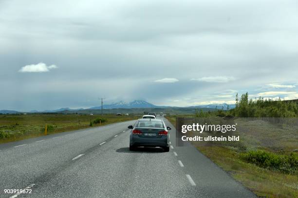 Fahrzeuge auf der Ringstraße im Süden Islands