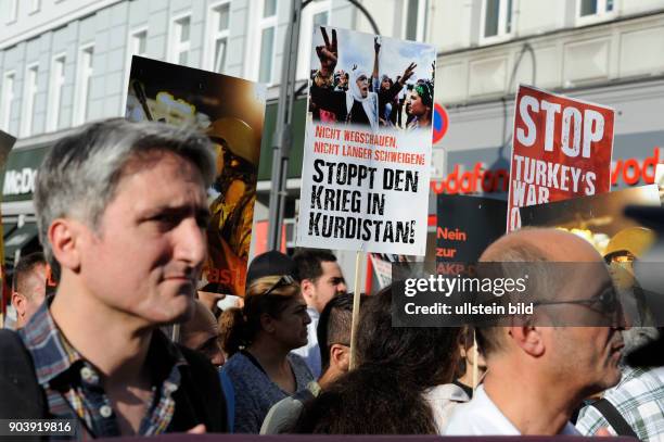 Proteste linker Gruppen gegen das Vorgehen der türkischen Regierung unter Präsident Erdogan nach dem gescheiterten Putschversuch in Berlin-Neukölln...