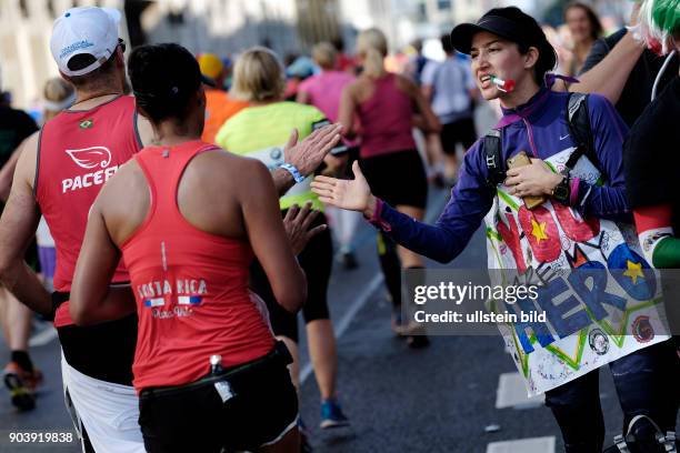 Zuschauer feuern die Läufer auf dem Berlin-Marathon 2016 entlang der Laufstrecke an