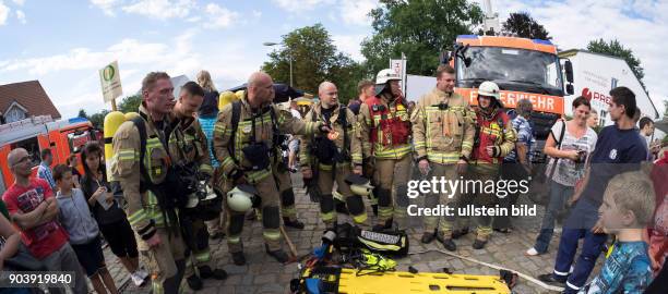 Anlässlich des 112-jährigen Bestehens der Freiwilligen Feuerwehr Berlin Karow führen Kollegen der Feuerwache Prenzlauer Berg eine ANTS-Übung vor