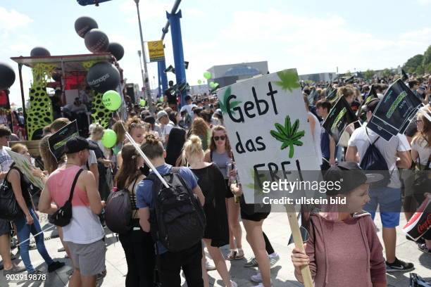 Demonstranten fordern mit der 20. Hanfparade in Berlin die Legalisierung von Cannabis