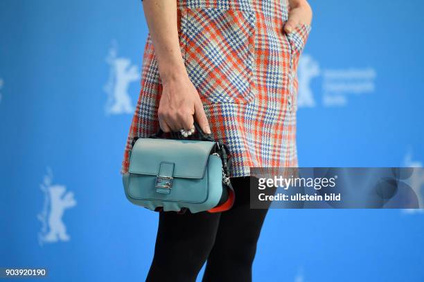 Handtasche von Schauspielerin Katharina Schüttler beim Photocall zum Film KONGENS NEI / THE KING´S CHOICE anlässlich der 67. Berlinale
