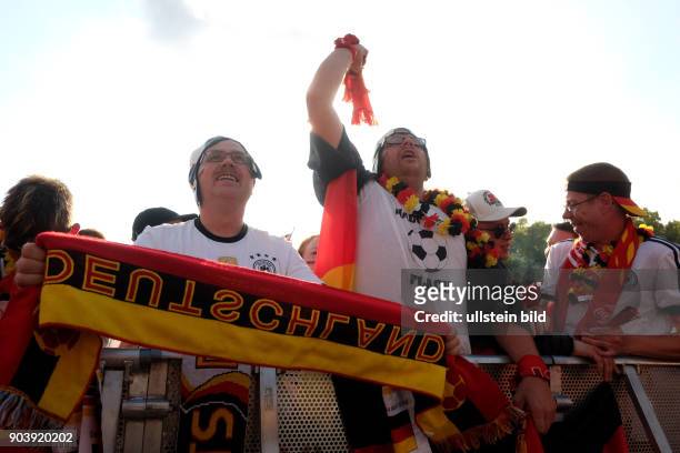 Deutsche Fussballfans beim Public Viewing während des Spiels Deutschland - Nordirland anlässlich der Fußball-Europameisterschaft 2016 e in Berlin