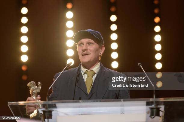 Schauspieler Georg Friedrich mit dem Silbernen Bären als Bester Darsteller in dem Film HELLE NÄCHTE während der Preisverleihung anlässlich der 67....