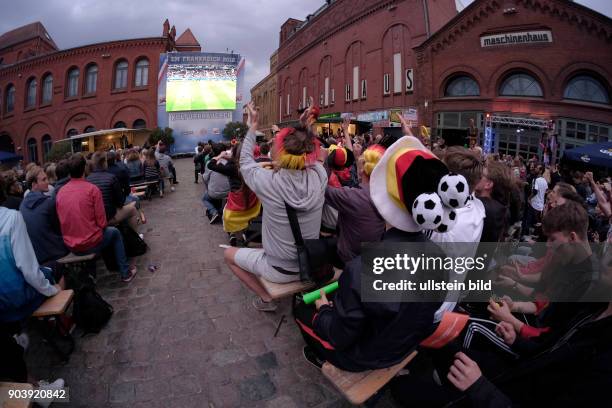 Deutsche Fussballfans beim Public Viewing in der Kulturbrauerei in Prenzlauer Berg anlässlich der Fußball-Europameisterschaft 2016 in Berlin