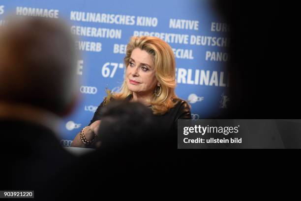 Schauspielerin Catherine Deneuve bei der Pressekonferenz zum Film SAGE FEMME / THE MIDWIFE anlässlich der 67. Berlinale