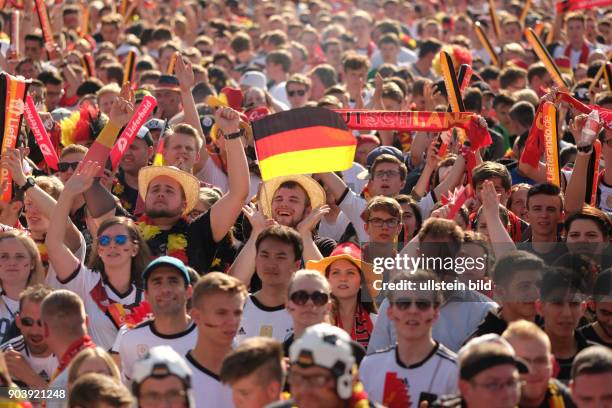 Fußballfans verfolgen das Spiel Deutschland - Nordirland anlässlich der Fußball-Europameisterschaft 2016 auf der Fanmeile am Brandenburger Tor in...