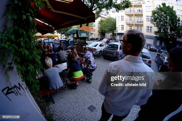 Fußballfans verfolgen das Eröffnungsspiel Frankreich gegen Rumänien anlässlich der Fußball-Europameisterschaft 2016 im Freisitz einer Bar Duncker...