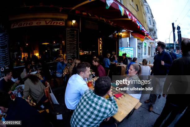 Fußballfans verfolgen das Eröffnungsspiel Frankreich gegen Rumänien anlässlich der Fußball-Europameisterschaft 2016 im Freisitz einer Bar in der...