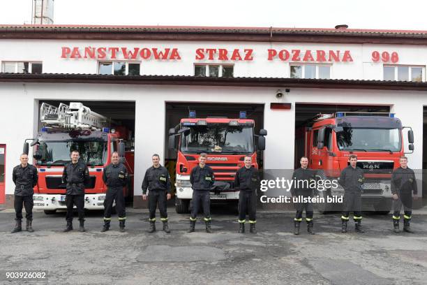 Besatzung der Feuerwache der Berufsfeuerwehr in der polnischen Stadt Ostroda