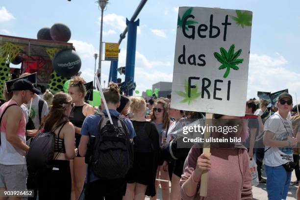 Demonstranten fordern mit der 20. Hanfparade in Berlin die Legalisierung von Cannabis