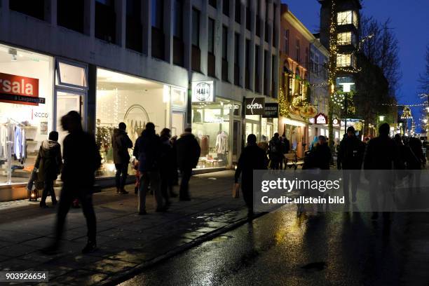 Traditionell geht am erst kurz vor dem Weihnachtsfest einkaufen. Am letzten Tag vor Weihnachten herscht geschäftiges Treiben in den Geschäften der...