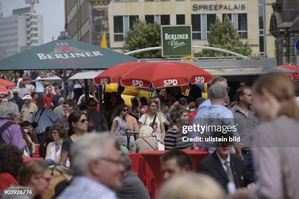 Parteianhänger und Unterstützer auf dem Sommerfest der Berliner SPD im Vorfeld der Wahlen zum Berliner Abgeordnetenhaus