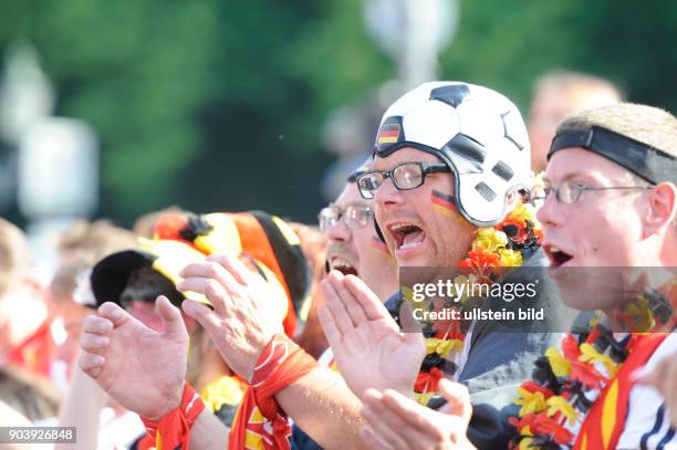 Fußballfans verfolgen das Spiel Deutschland - Nordirland anlässlich der Fußball-Europameisterschaft 2016 auf der Fanmeile am Brandenburger Tor in...