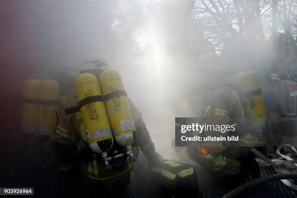 Feuerwehrleute der Atemschutznotfall-Trainierten-Staffel beim Betreten der bis auf Nullsicht vernebelten Such- und Rettungsarena der Berliner...