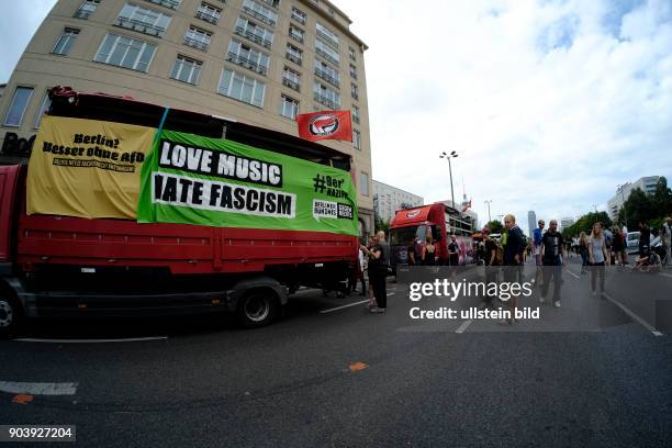 Zug der Liebe - für mehr Toleranz in unserer Gesellschaft - zieht mit Musikwagen durch Berlin. Die Musikdemonstration richtet sich auch gegen eine...