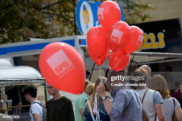 Parteianhänger und Unterstützer auf dem Sommerfest der Berliner SPD im Vorfeld der Wahlen zum Berliner Abgeordnetenhaus
